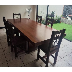 Mesa Grande con Sillas de Pino Chileno: Ideal para Espacios Amplios